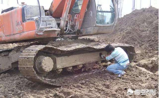 履带式挖掘机工作视频大全-挖掘机橡胶履带怎么装？