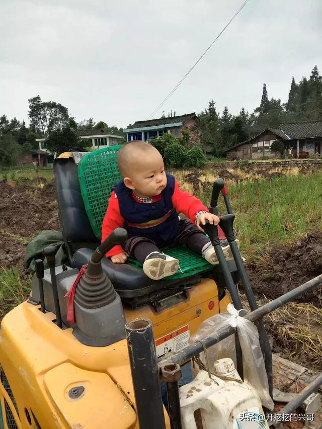 挖掘机租赁合同范本免费下载-挖掘机出租广告？