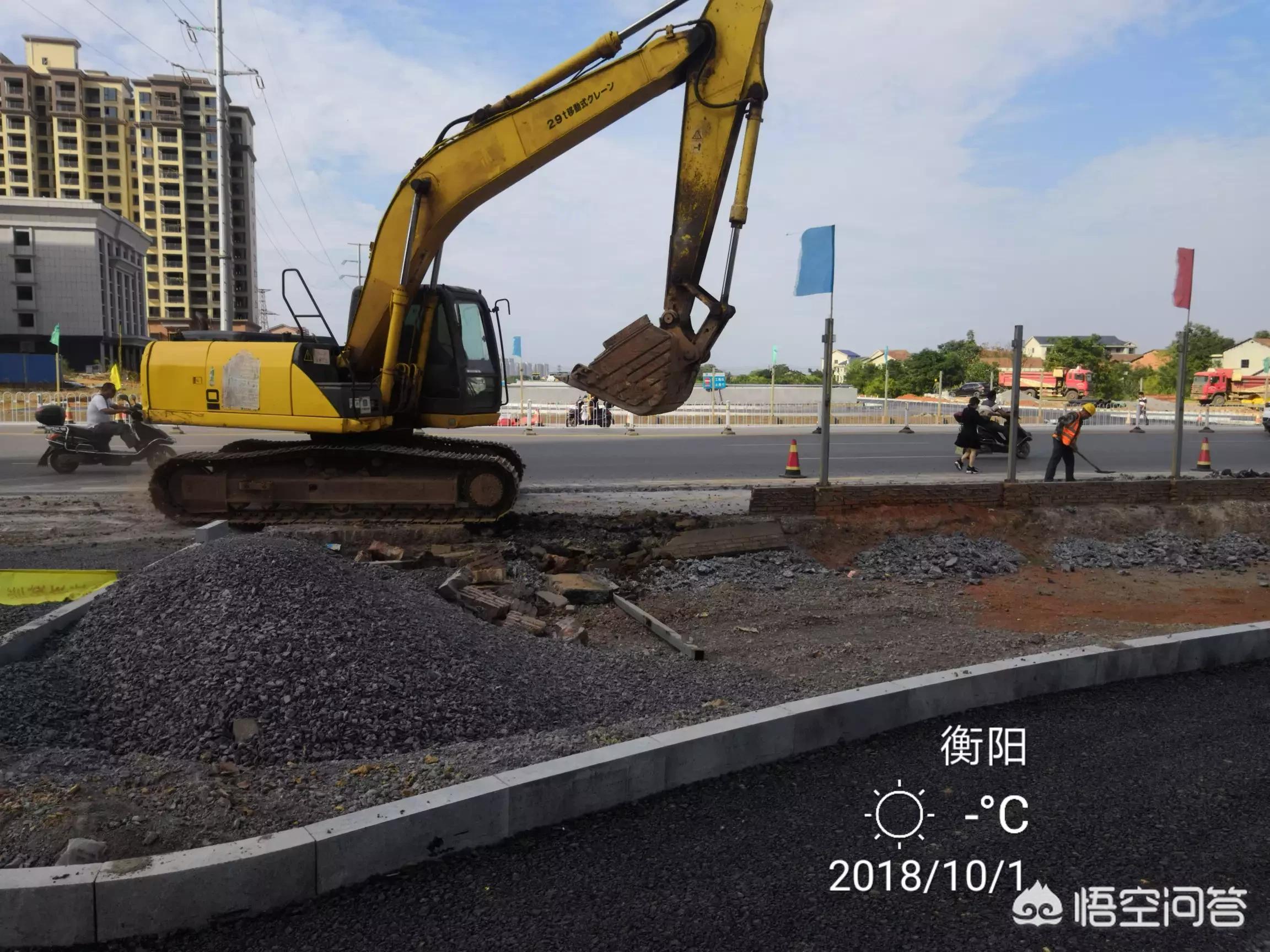挖掘机工地干活真实视频-挖掘机工地干活一天多少油？