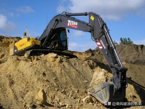 挖掘机型号大全及价格220-小松挖掘机200和220机型新机要多少钱？