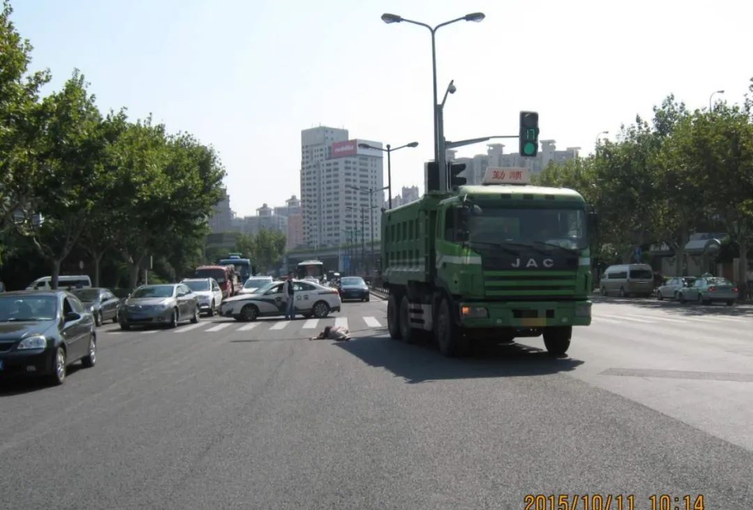 无人驾驶自卸卡车-上海77岁老人被撞身亡，5年了找不到家属，被AI破案，为何？