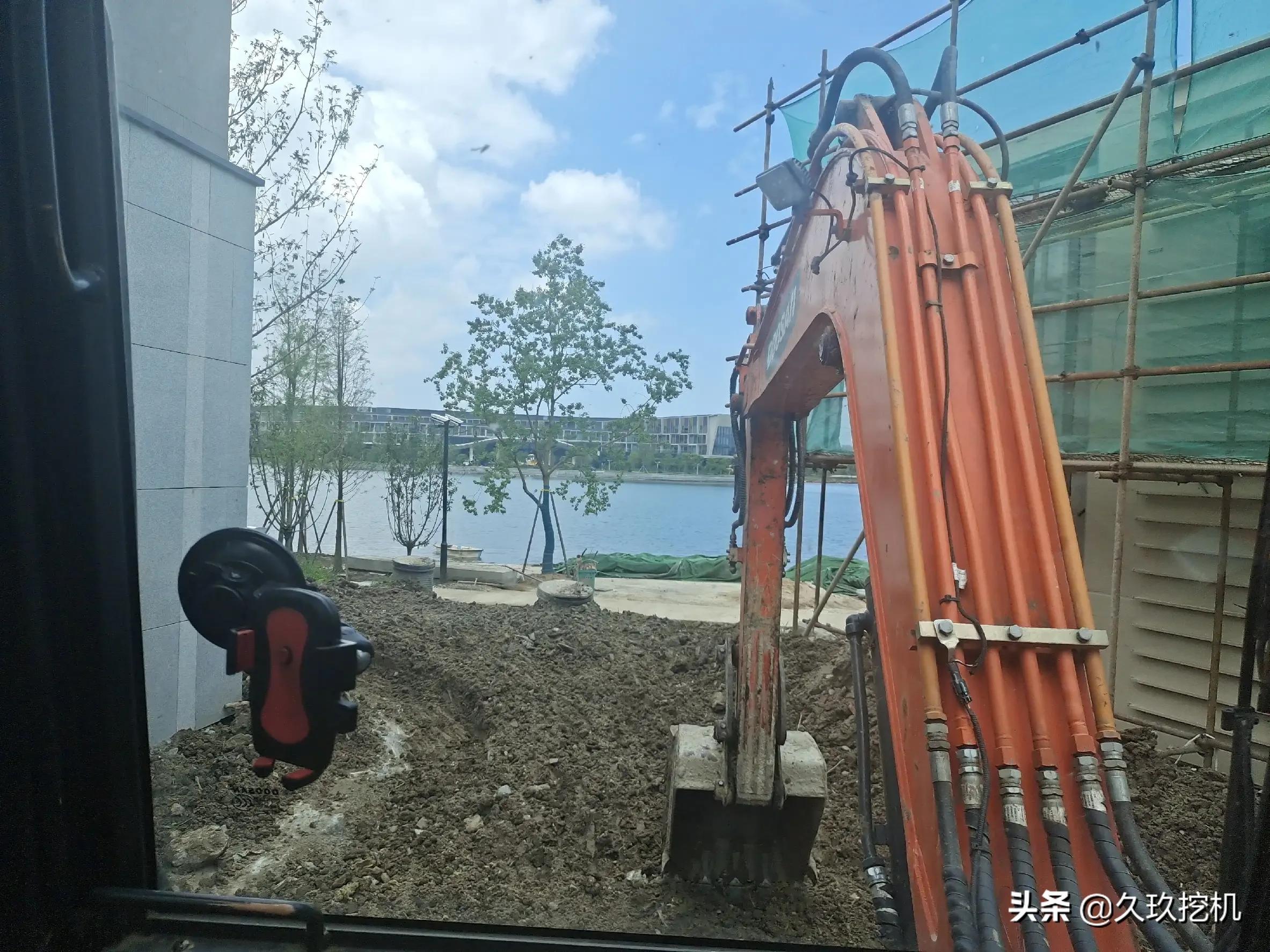 挖掘机工作多少钱一个小时-斗山55挖掘机工作一个小时大概油耗多少？