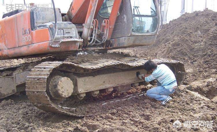 大型勾机工作时视频-挖掘机挖土时怎么样才能挖平?还有怎么样扒平?具体是哪些动作？