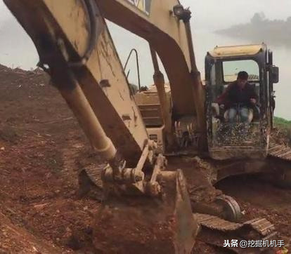 大型勾机工作时视频-挖掘机挖土时怎么样才能挖平?还有怎么样扒平?具体是哪些动作？