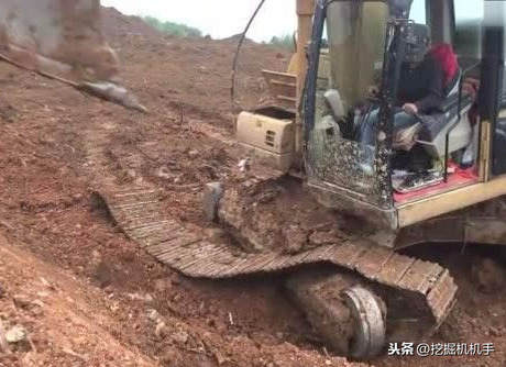 大型勾机工作时视频-挖掘机挖土时怎么样才能挖平?还有怎么样扒平?具体是哪些动作？
