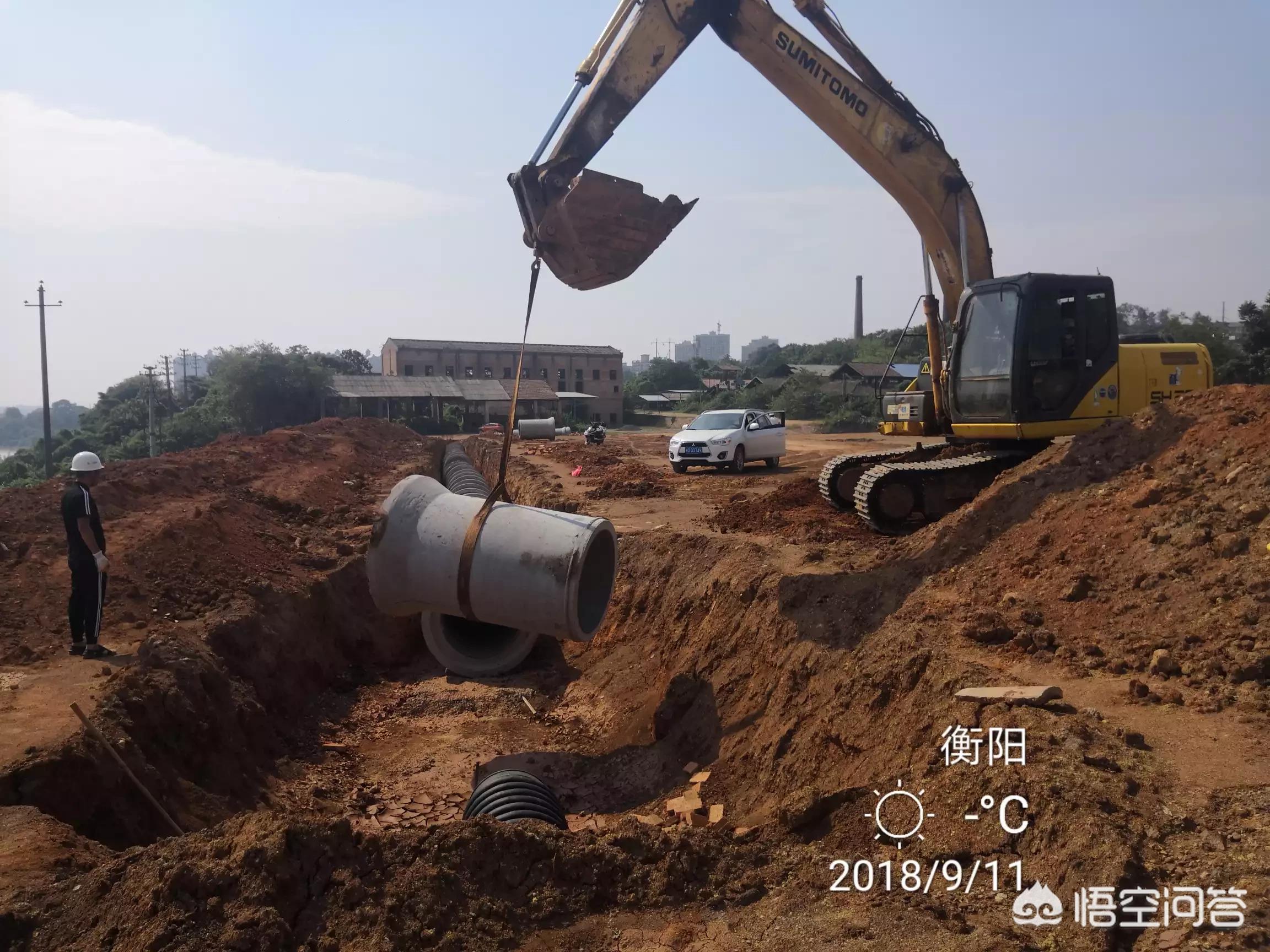 挖掘机工地施工视频表演大全-想买吊车或挖掘机在工地施工，盈利空间和前景如何？施工的钱款好结算吗？