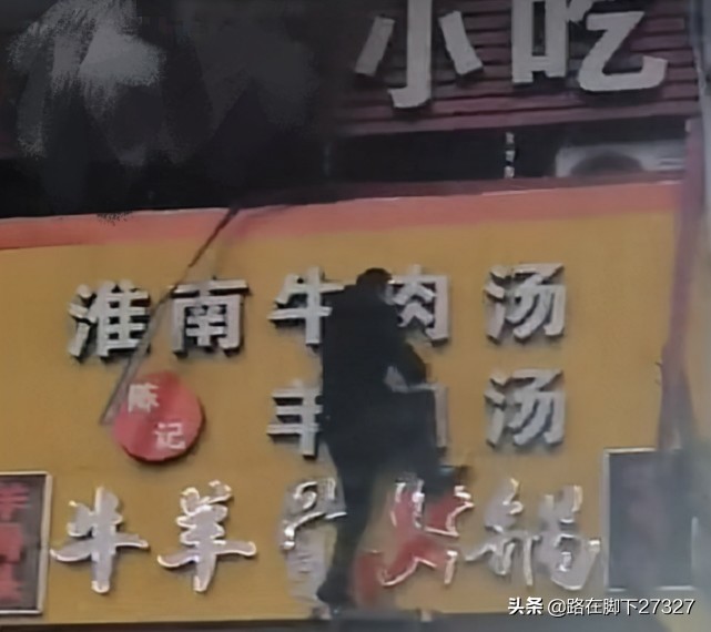 冲进火场救妻都烧伤-浙江一小吃店起火母子3人死亡，丈夫幸免于难，丈夫怎么没施救？