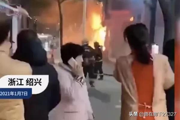 冲进火场救妻都烧伤-浙江一小吃店起火母子3人死亡，丈夫幸免于难，丈夫怎么没施救？