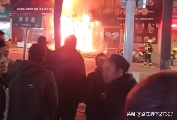 冲进火场救妻都烧伤-浙江一小吃店起火母子3人死亡，丈夫幸免于难，丈夫怎么没施救？