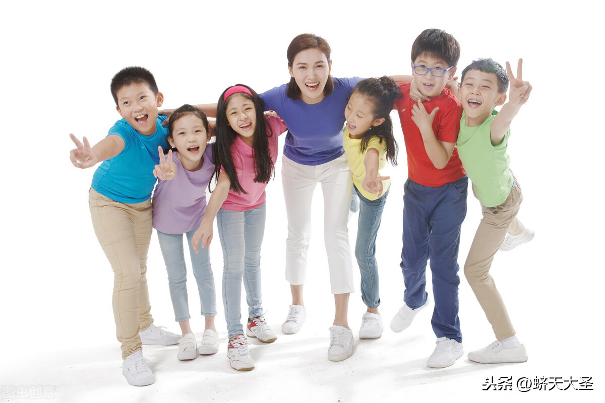找回女儿扇自己耳光-女儿幼儿园放学回来看着脸不太对劲，被家长逼问下，说老师扇耳光扭耳朵，家长想去查监控，该怎么办？