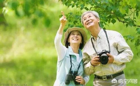 穷游7国仅花万元-如何评价85岁成都大爷穷游34国给两儿子留下一本画册做遗产？