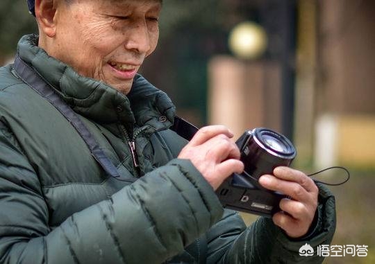 穷游7国仅花万元-如何评价85岁成都大爷穷游34国给两儿子留下一本画册做遗产？