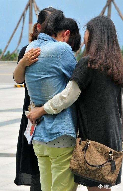 中学女生遭多人欺凌-宜州市一初中女生遭多人欺凌，在两现场被轮番抽耳光，女生母亲5天后看手机才知情, 你怎么看？