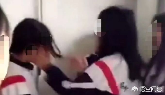 中学女生遭多人欺凌-宜州市一初中女生遭多人欺凌，在两现场被轮番抽耳光，女生母亲5天后看手机才知情, 你怎么看？