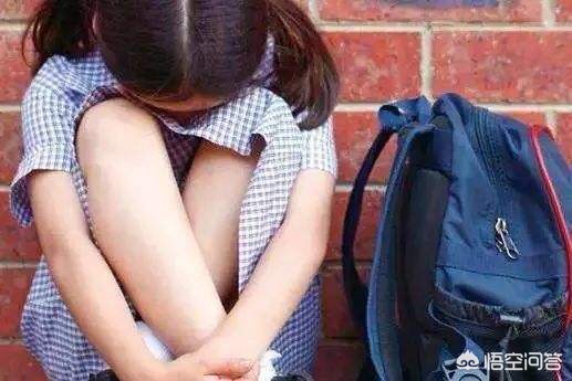 中学女生遭多人欺凌-宜州市一初中女生遭多人欺凌，在两现场被轮番抽耳光，女生母亲5天后看手机才知情, 你怎么看？