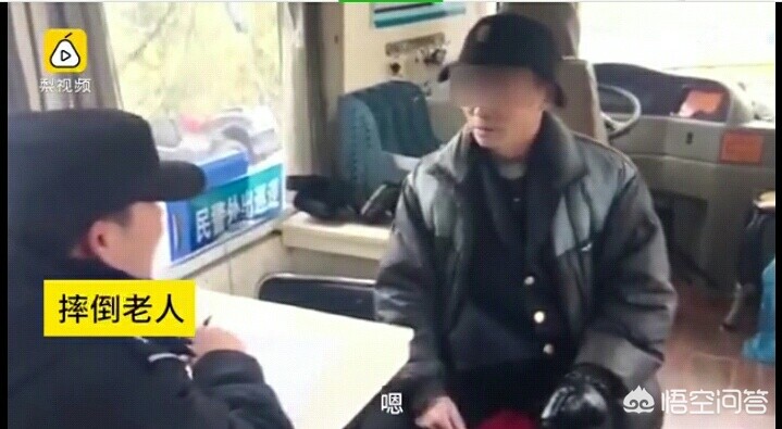 大爷挂扶梯众人营救-安徽芜湖一大爷乘扶梯摔倒，热心小伙上前扶起脚被压断，你怎么看？