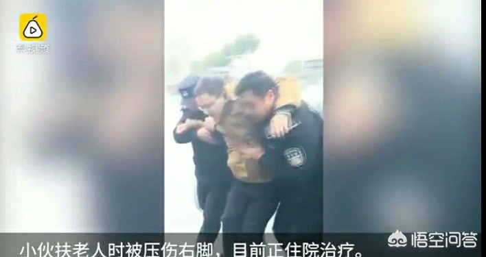 大爷挂扶梯众人营救-安徽芜湖一大爷乘扶梯摔倒，热心小伙上前扶起脚被压断，你怎么看？