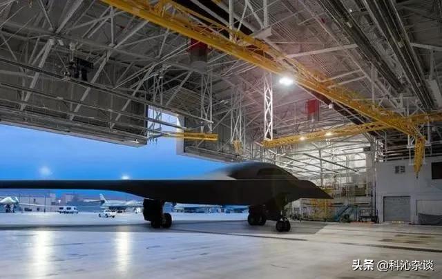 美第2架B-21轰炸机-美国空军新展示的B-21轰炸机照片透露出什么新东西？