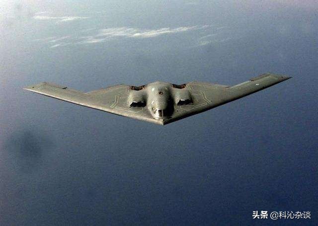 美第2架B-21轰炸机-美国空军新展示的B-21轰炸机照片透露出什么新东西？