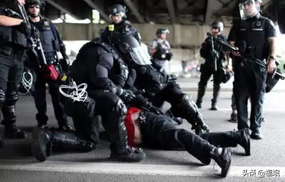 伦敦超10万人示威-美国和英国正在蔓延的示威游行，到底是怎么回事呢？
