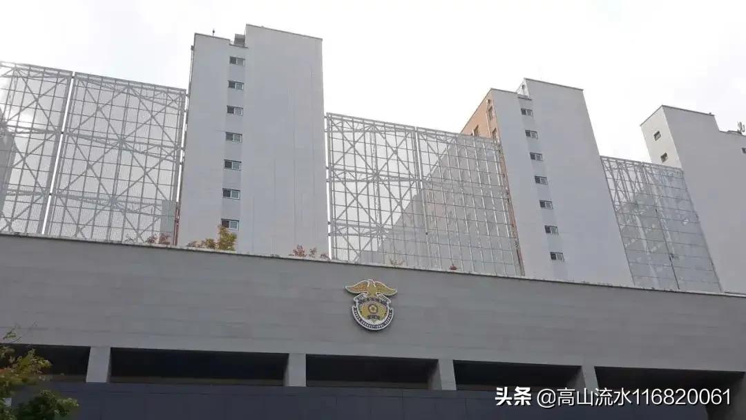朴槿惠与李明博再会-同样是阶下囚，朴槿惠与李明博的狱中“待遇”为什么不一样？