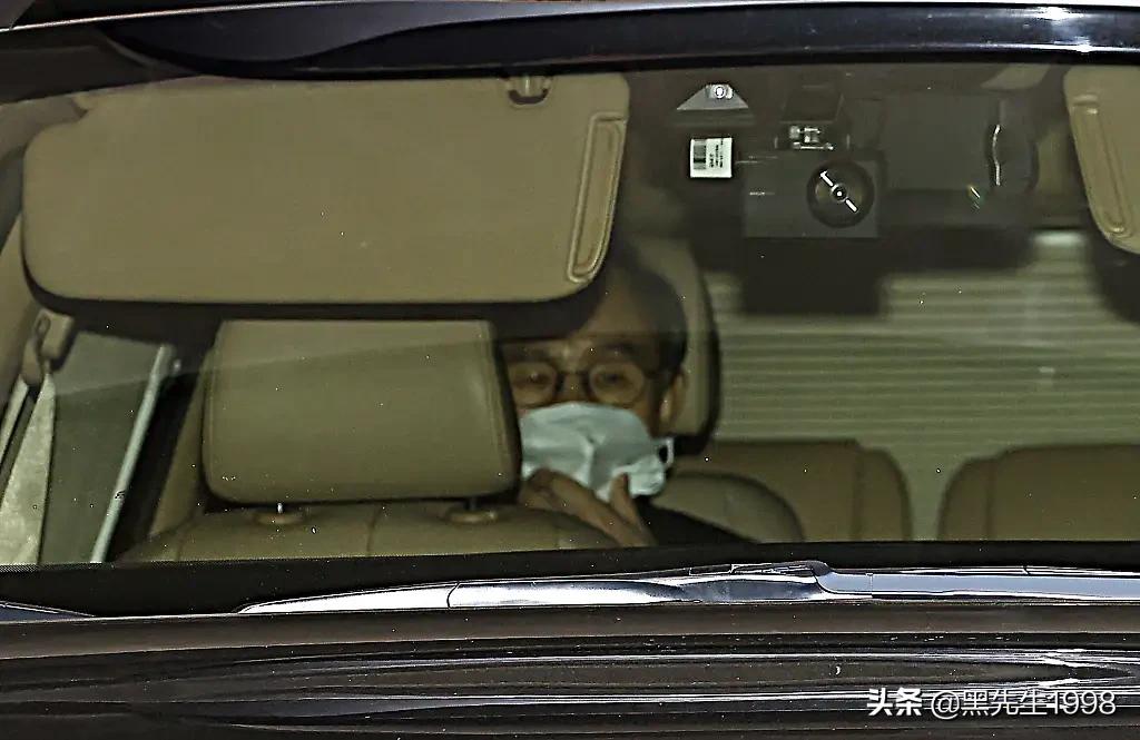 朴槿惠与李明博再会-同样是阶下囚，朴槿惠与李明博的狱中“待遇”为什么不一样？