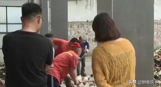 翻10吨垃圾找回10万-倒小区垃圾挣钱吗？