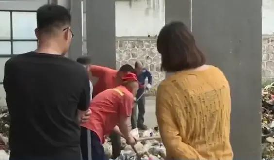 翻10吨垃圾找回10万-倒小区垃圾挣钱吗？