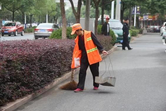 翻10吨垃圾找回10万-倒小区垃圾挣钱吗？
