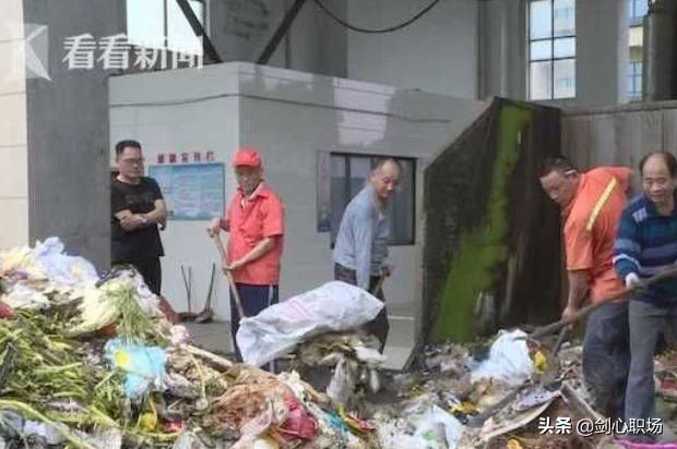 翻10吨垃圾找回10万-倒小区垃圾挣钱吗？