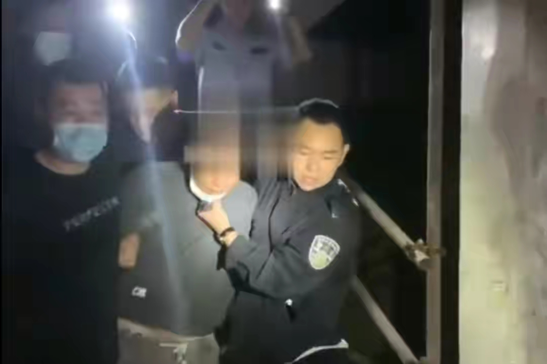 冰柜藏女儿尸体20年-面对前妻对女儿殴打辱骂，前夫将其掐死并藏入冰柜，会怎么判刑？