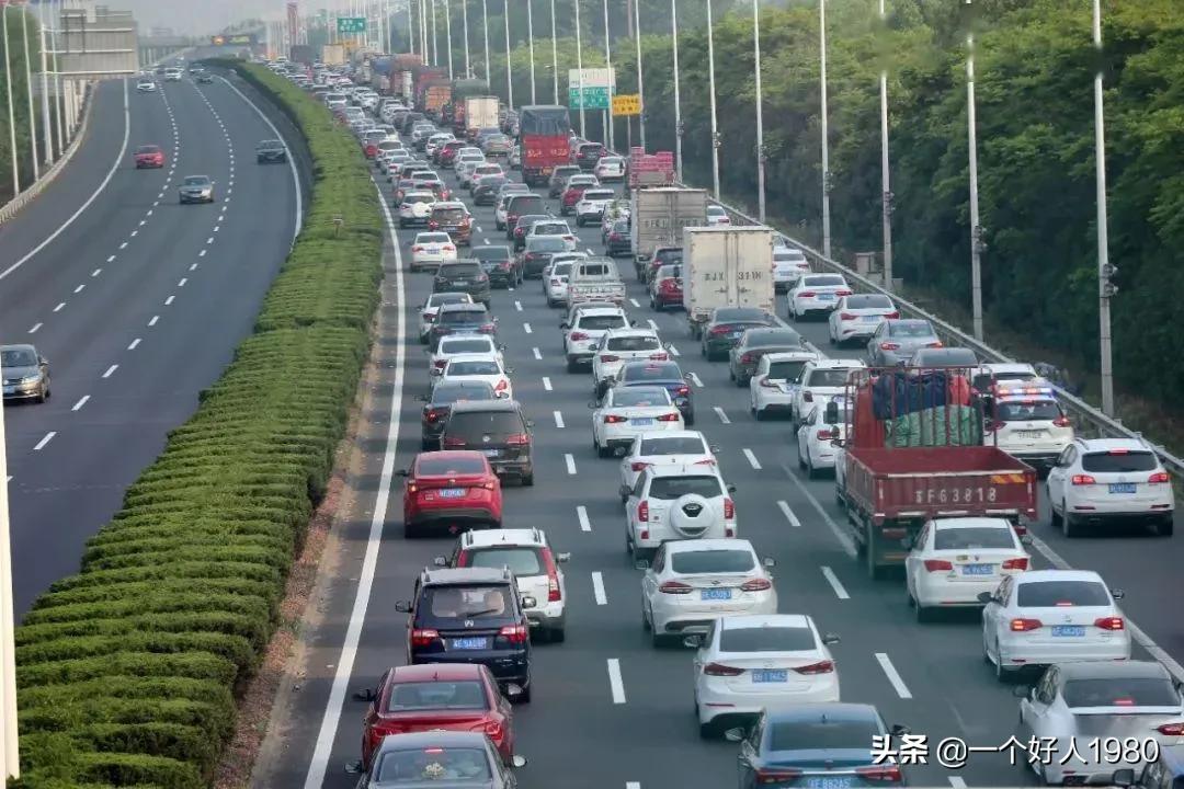 提前出发堵在路上-为什么五一前一天高速就这么堵了？