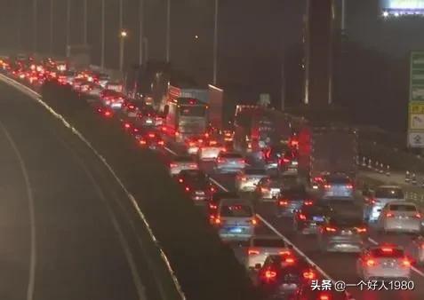 提前出发堵在路上-为什么五一前一天高速就这么堵了？