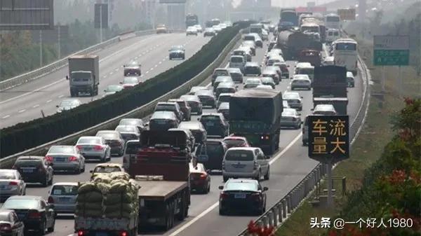 提前出发堵在路上-为什么五一前一天高速就这么堵了？