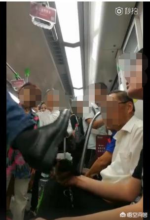强行要人让座被踹懵-南京地铁上一男子给老人让座后猛踹旁边未让座的男孩，称“我比你大还跷二郎腿”，对此你怎么看？