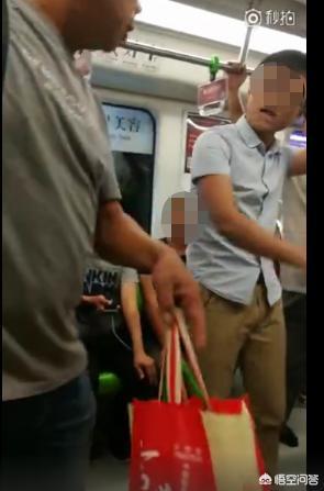 强行要人让座被踹懵-南京地铁上一男子给老人让座后猛踹旁边未让座的男孩，称“我比你大还跷二郎腿”，对此你怎么看？