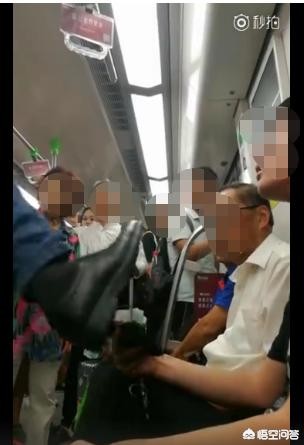 强行要人让座被踹懵-南京地铁上一男子给老人让座后猛踹旁边未让座的男孩，称“我比你大还跷二郎腿”，对此你怎么看？