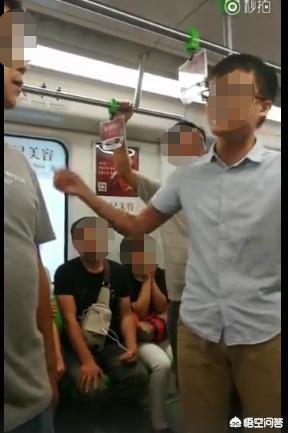 强行要人让座被踹懵-南京地铁上一男子给老人让座后猛踹旁边未让座的男孩，称“我比你大还跷二郎腿”，对此你怎么看？