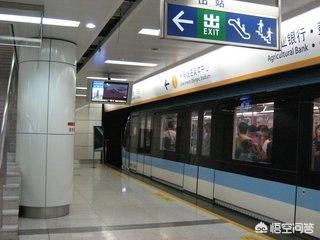 强行要人让座被踹懵-南京地铁上一男子给老人让座后猛踹旁边未让座的男孩，称“我比你大还跷二郎腿”，对此你怎么看？