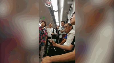 强行要人让座被踹懵-南京地铁上一男子给老人让座后猛踹旁边未让座的男孩，称“我比你大还跷二郎腿”，对此你怎么看？