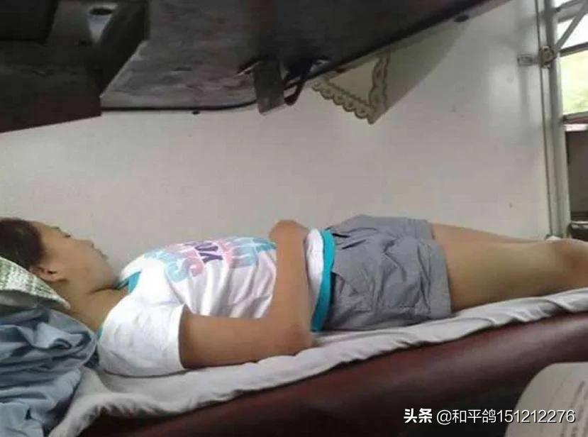 列车上铺跌落砸伤人-乘客从硬卧上铺摔伤谁来担责？